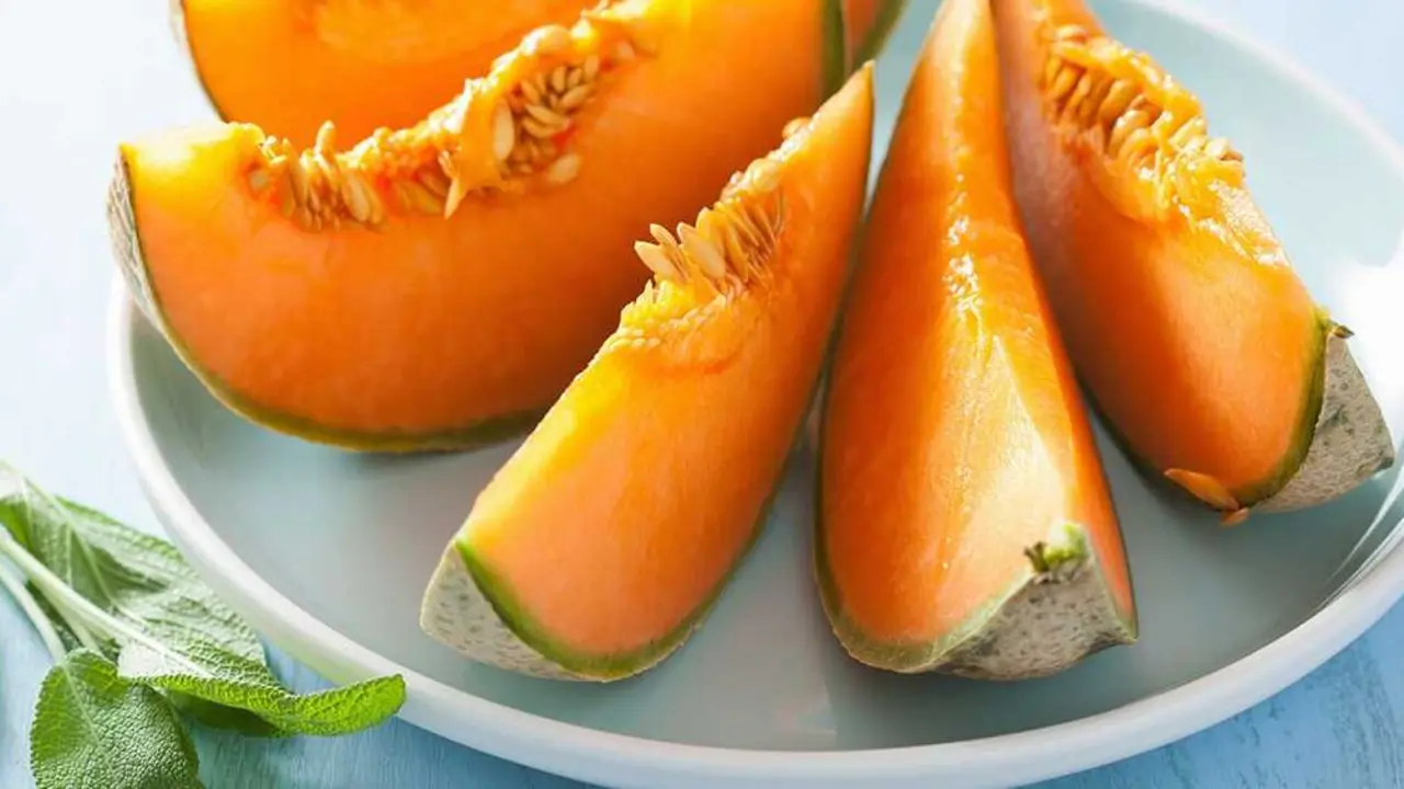 Tomate, calabac&iacute;n o pl&aacute;tano: alimentos para dormir mejor durante el verano