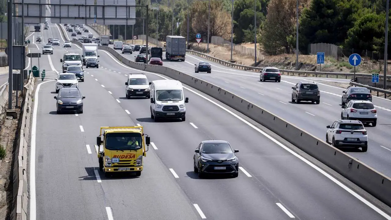 Numerosos veh&iacute;culos circulan por la A4, a 14 de agosto de 2026, en Madrid (Espa&ntilde;a).