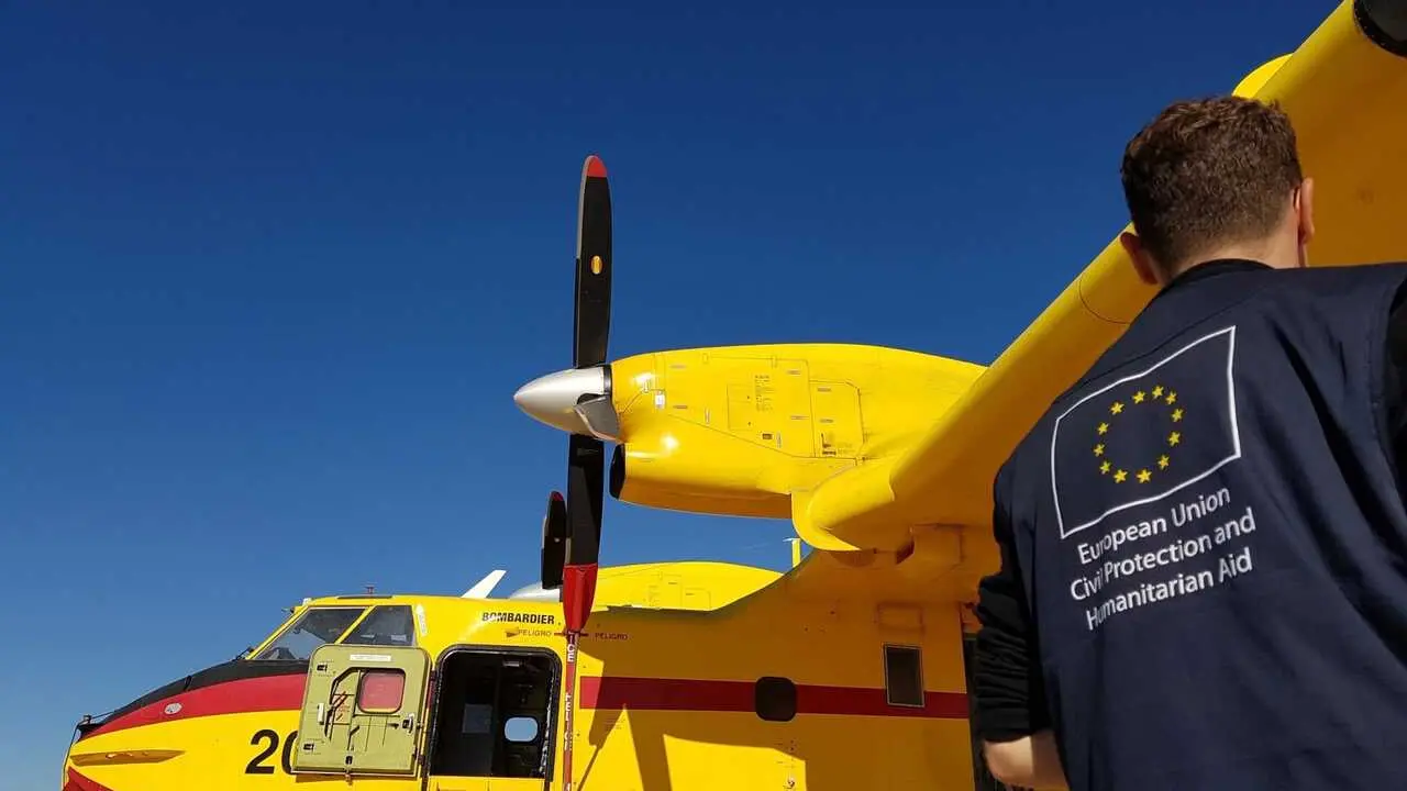 Un miembro del equipo de Protecci&oacute;n Civil y Ayuda Humanitaria de la Uni&oacute;n Europea observa un avi&oacute;n anfibio Bombardier CL-415 listo para una misi&oacute;n de extinci&oacute;n de incendios.