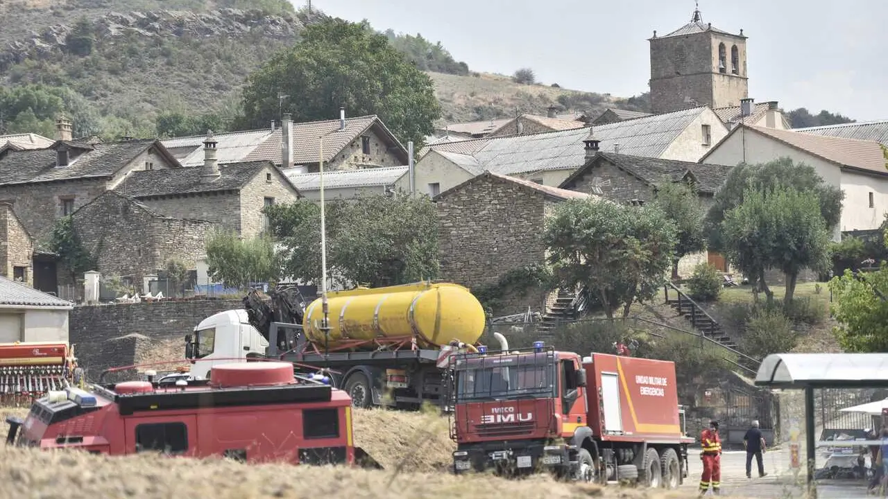 Bomberos de la UME durante las labores de extinci&oacute;n de un incendio forestal, en Atar&eacute;s, a 16 de agosto de 2026, en Las Pe&ntilde;as de Riglos, Huesca, Arag&oacute;n (Espa&ntilde;a). El operativo desplazado al incendio forestal de Las Pe&ntilde;as de Riglos (Huesca) alcanza este domi