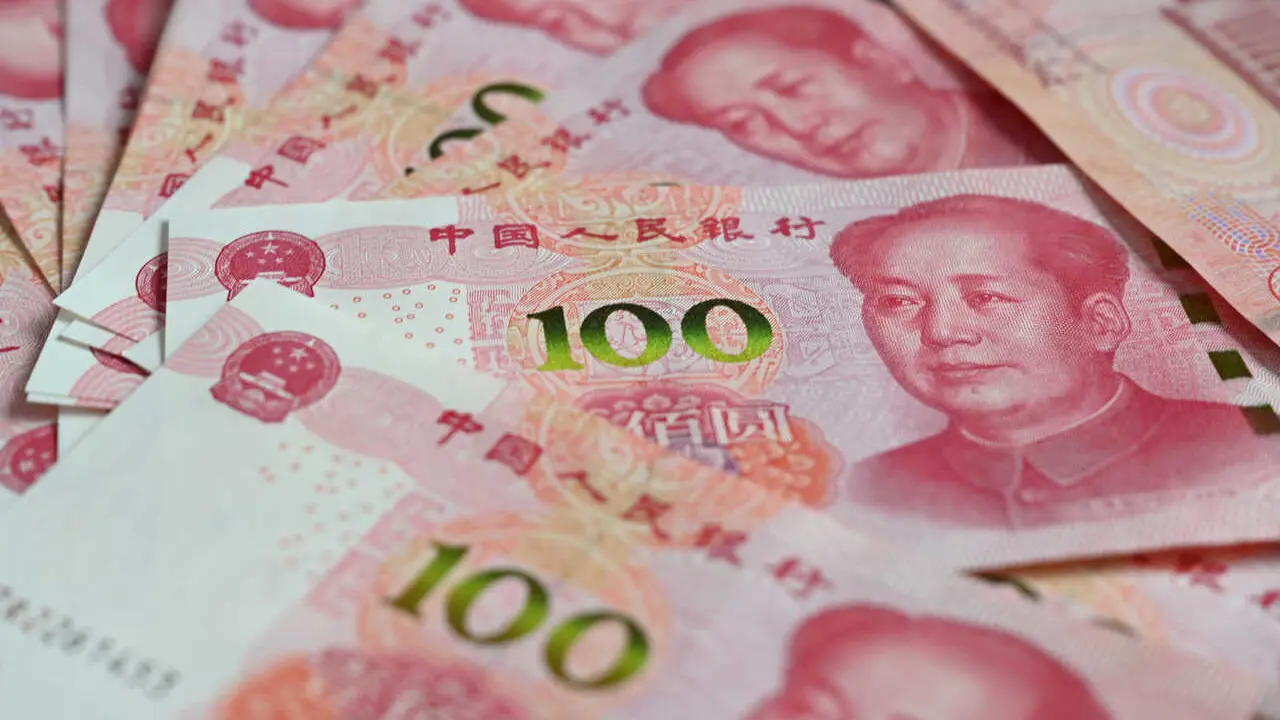 Archivo - FILED - 12 December 2023, China, Beijing: 100 Chinese yuan banknotes lie on a table. Photo: Johannes Neudecker/dpa