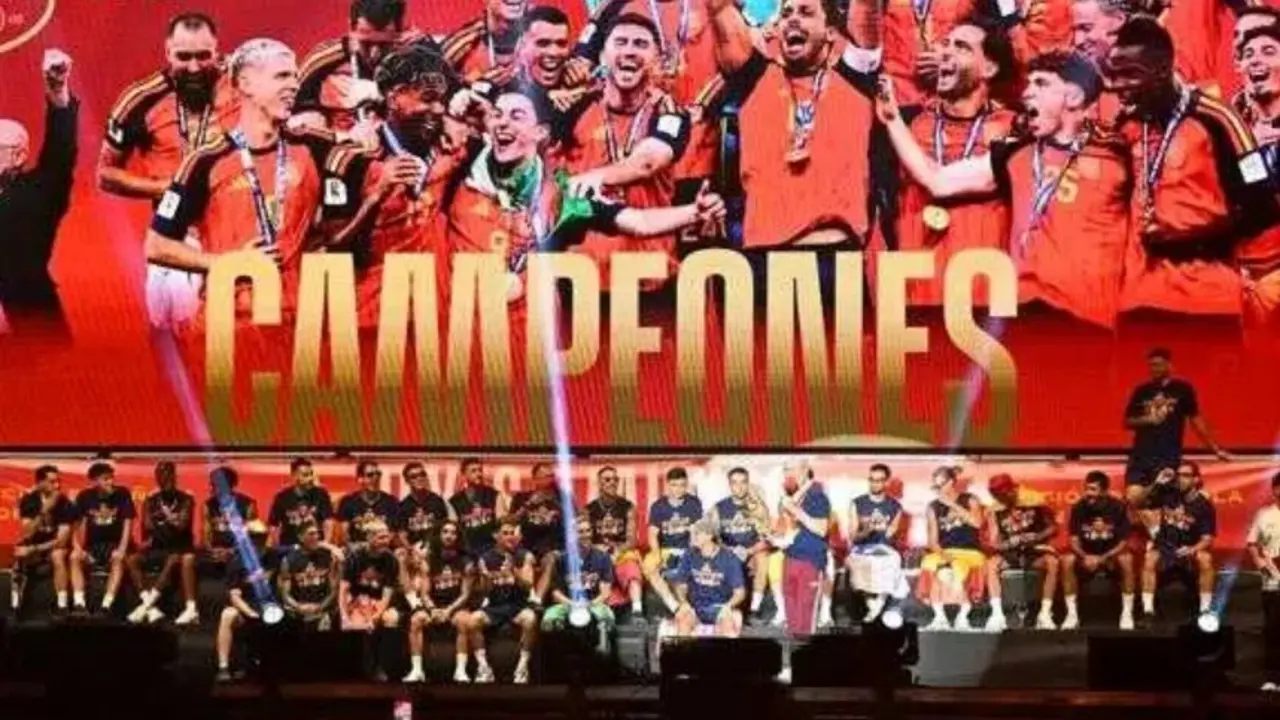 Atl&eacute;tico rinde homenaje a la Espa&ntilde;a campeona antes del duelo con M&aacute;laga