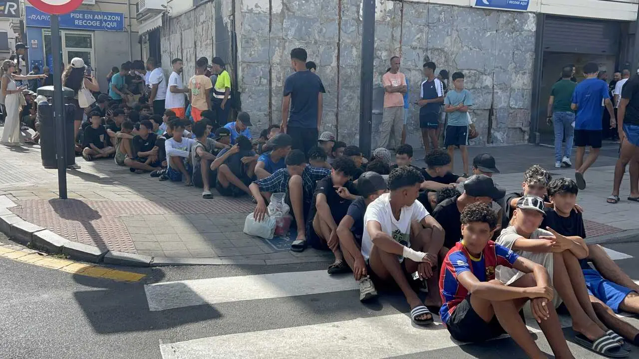 Un grupo de menores espera para ser filiado en una comisar&iacute;a de la Polic&iacute;a Nacional en Ceuta. 