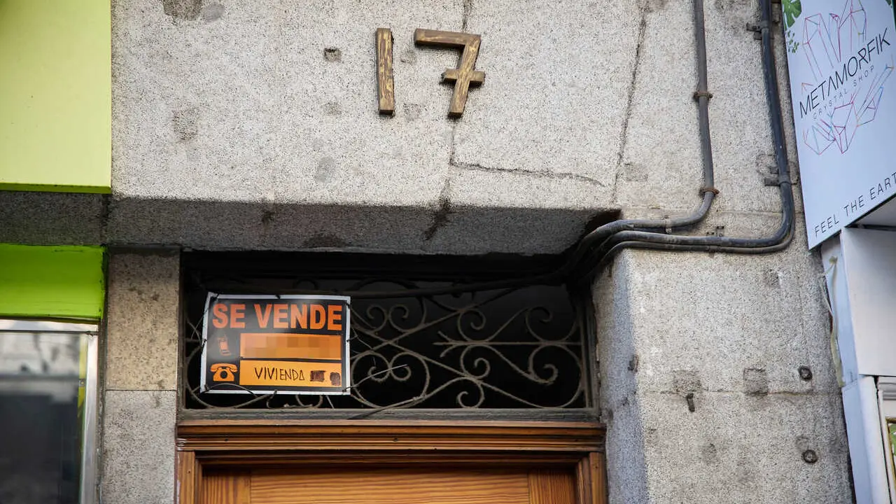 Archivo - Cartel de una vivienda en venta en el escaparate en el barrio de Almagro.