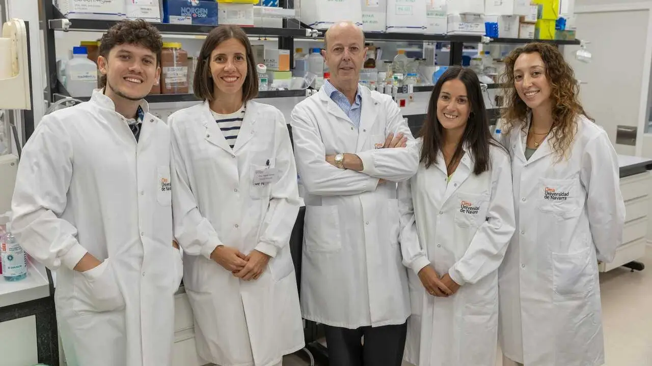 Miguel C&oacute;cera, Isabel Calvo, Felipe Pr&oacute;sper, Itziar Cenzano y Lorea Campos, del Grupo de Hematolog&iacute;a Traslacional del Cima Universidad de Navarra
