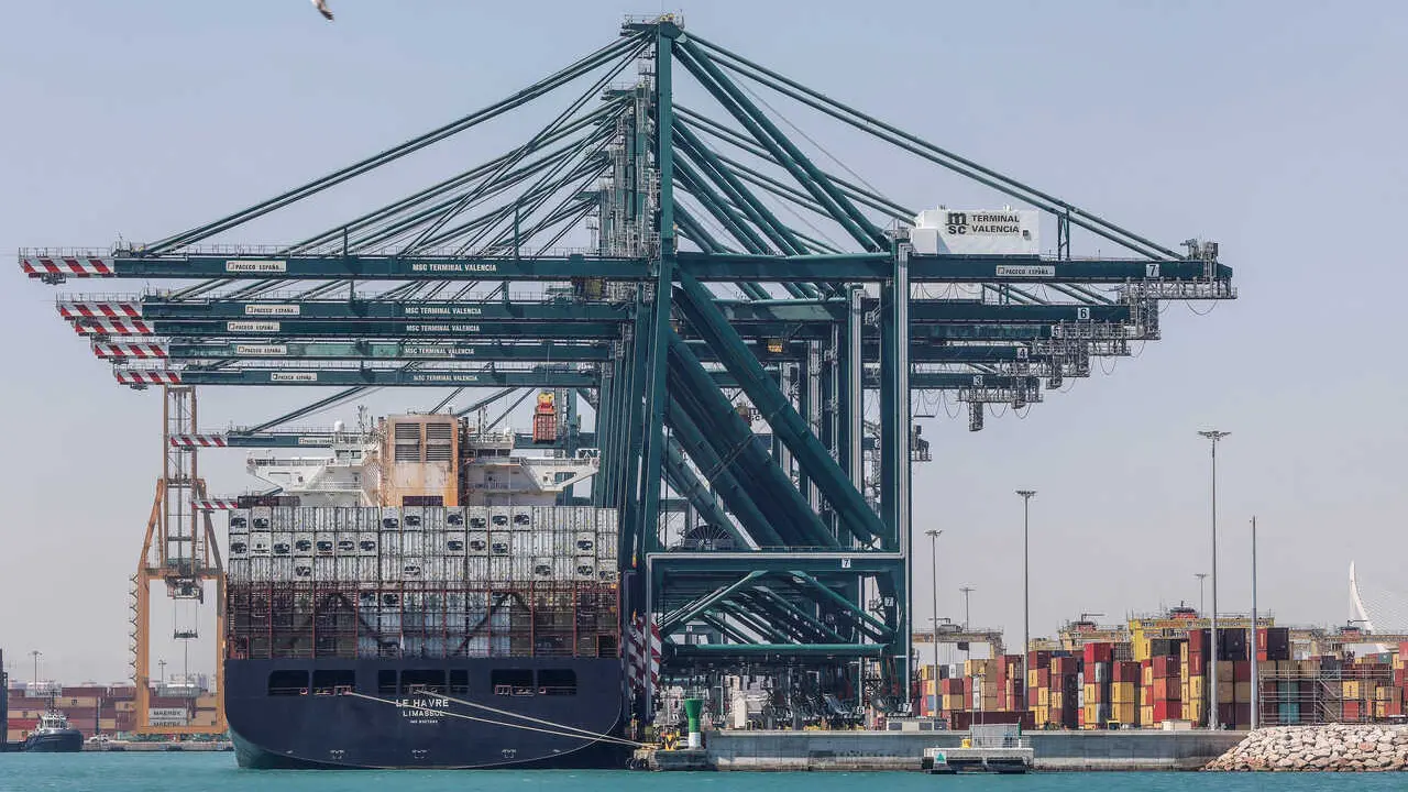 ROBER SOLSONA&hellip;20210406&hellip;.VALENCIA&hellip;&hellip;EL PUERTO DE VALENCIA HA RECIBIDO ESTE MARTES EL PRMER BARCO PROCEDENTE DEL CANAL DE SUEZ, TRAS DESENCALLAR EL BUQUE &ldquo;EVER GIVEN&rdquo; QUE BLOQUEABA EL TR&Aacute;FICO MAR&Iacute;TIMO