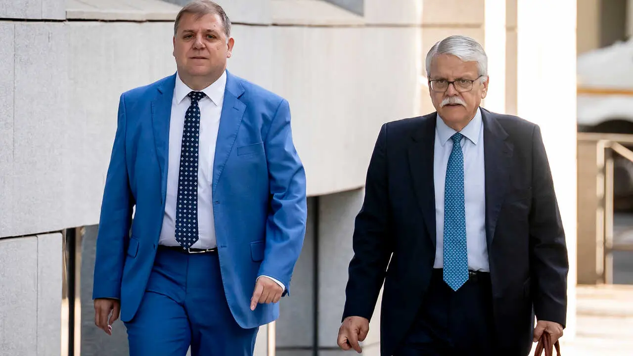 El expresidente de Correos y exjefe de gabinete de Pedro S&aacute;nchez en el PSOE, Juan Manuel Serrano (i), a su llegada a la Audiencia Nacional para verificar el volcado de su tel&eacute;fono m&oacute;vil en el marco de las investigaciones del 'caso Leire D&iacute;ez'.