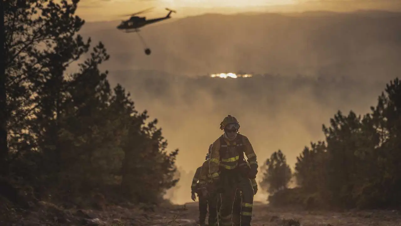 Varios bomberos trabajan en las labores de extinci&oacute;n, a 14 de agosto de 2026, en Lousame, A Coru&ntilde;a, Galicia (Espa&ntilde;a).