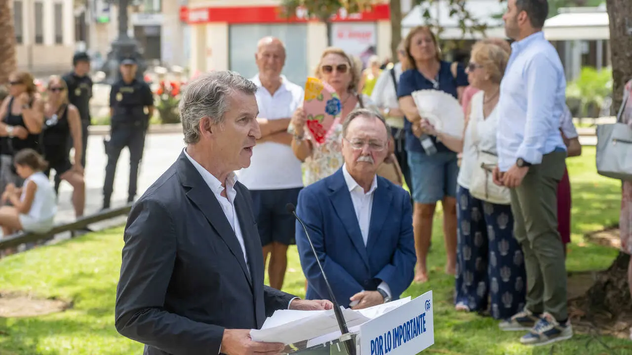 El presidente del Partido Popular, Alberto N&uacute;&ntilde;ez Feij&oacute;o (i), acompa&ntilde;ado del  presidente de la ciudad aut&oacute;noma de Ceuta, Juan Jes&uacute;s Vivas (d), el pasado 1 de agosto