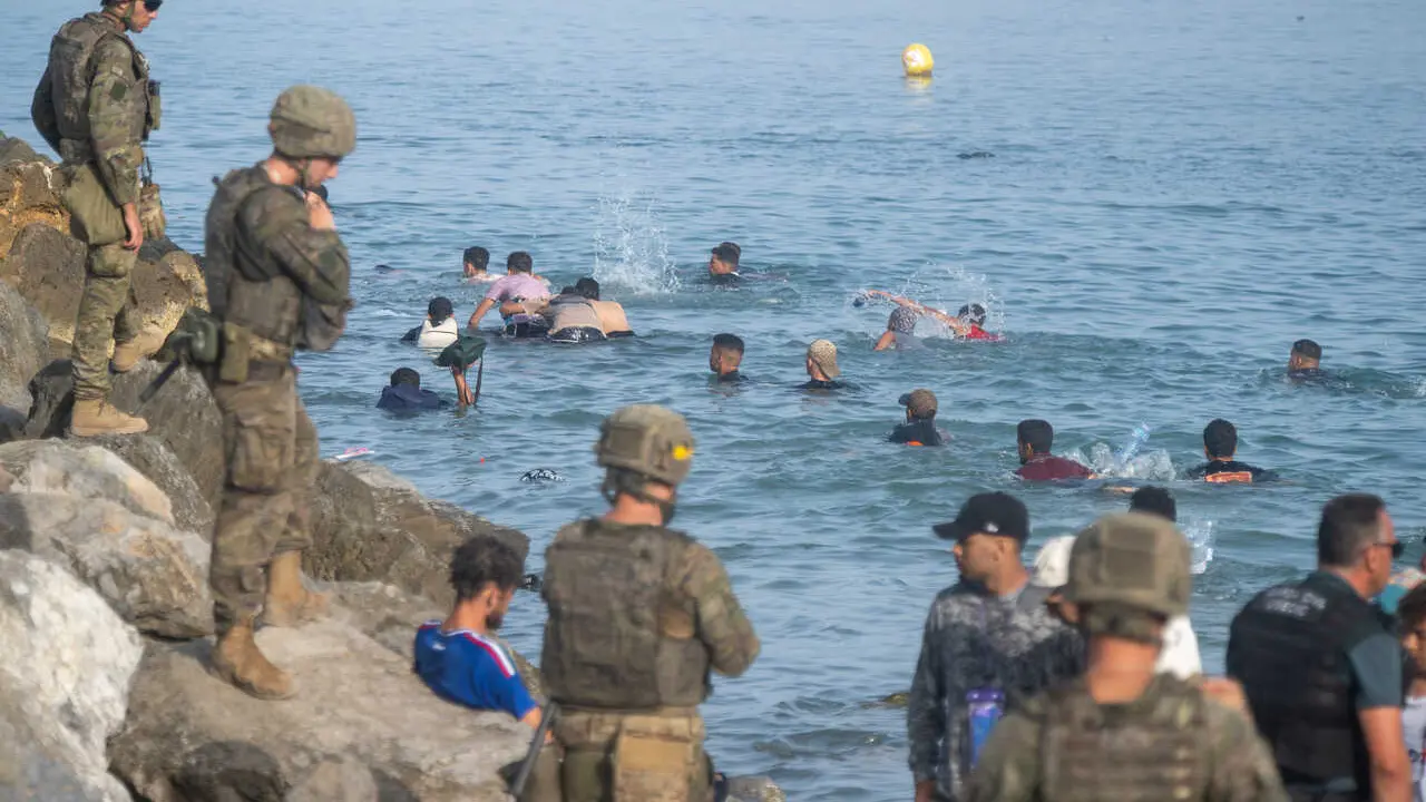 Militares en la playa de Ceuta durante las llegadas de los d&iacute;as 30 y 31 de julio