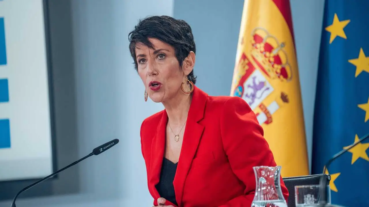 Archivo - La ministra de Inclusi&oacute;n, Seguridad Social y Migraciones, Elma Saiz, durante la rueda de prensa tras el consejo de ministros, en el complejo de la Moncloa, a 19 de noviembre de 2024, en Madrid (Espa&ntilde;a).