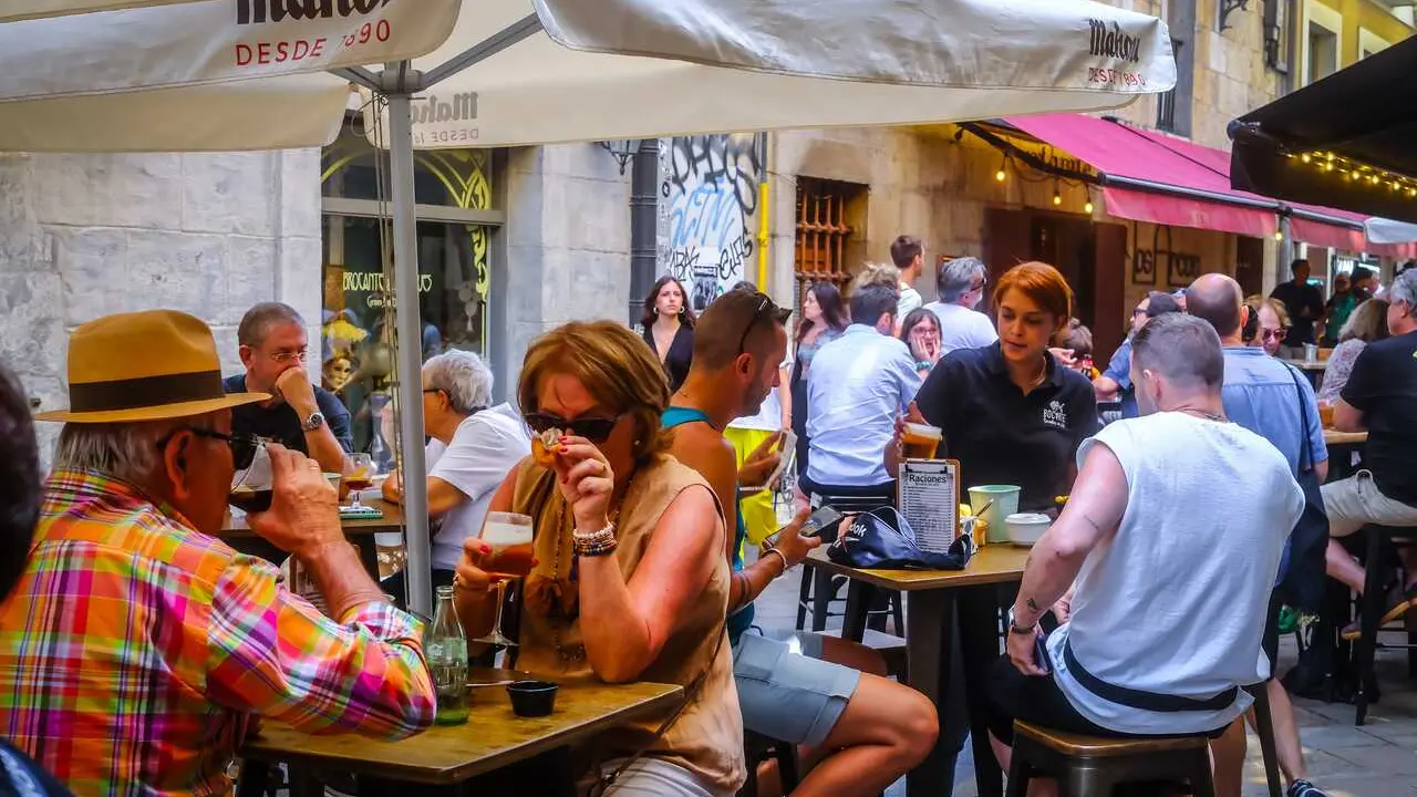 Archivo - Varias personas en una terraza de un bar en Santander