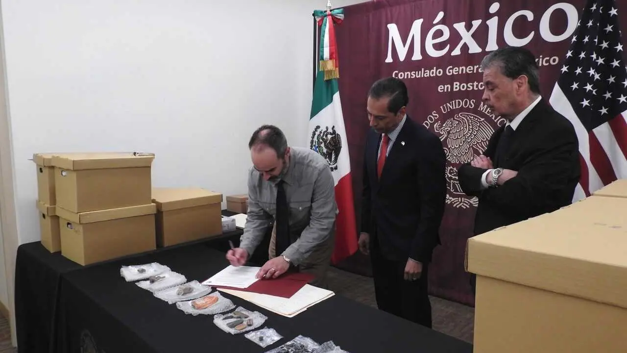 El profesor y arque&oacute;logo estadounidense Jeremy Pilver entrega al Consulado General de M&eacute;xico en Boston (Estados Unidos) 1.132 piezas arqueol&oacute;gicas prehisp&aacute;nicas