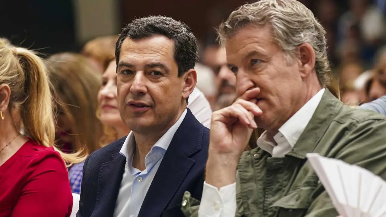 Archivo - El presidente del la Junta de Andaluc&iacute;a, Juanma Moreno, y el presidente del Partido Popular, Alberto N&uacute;&ntilde;ez Feij&oacute;o, en un acto de campa&ntilde;a