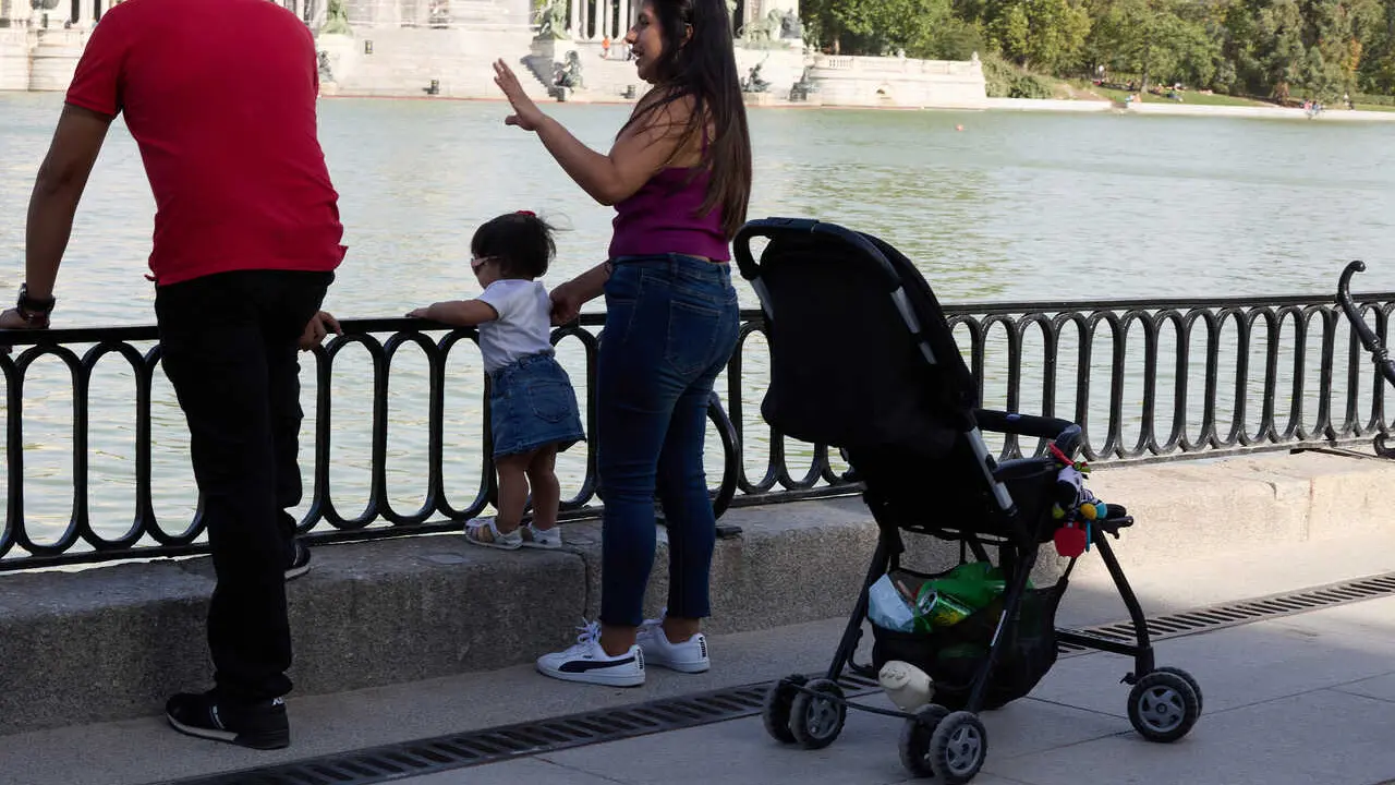 Archivo - Una familia en el Parque de El Retiro, en Madrid (Espa&ntilde;a). 