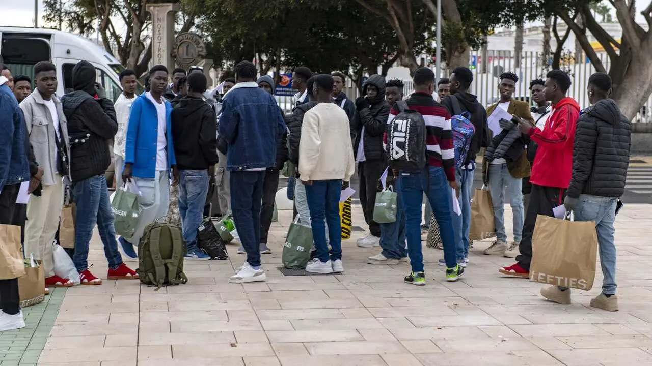 Archivo - Varias personas salen del Centro de Estancia Temporal de Inmigrantes (CETI) de Ceuta