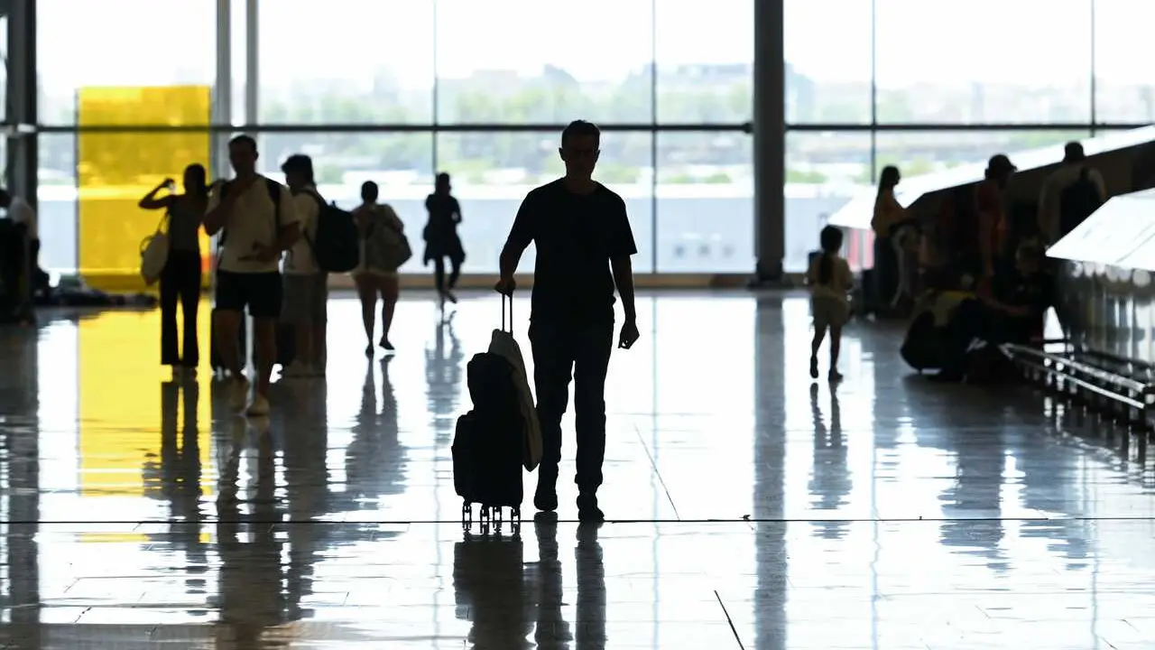Varios viajeros en la zona de llegadas, en la T4, a 9 de agosto de 2026, en Madrid (Espa&ntilde;a). 