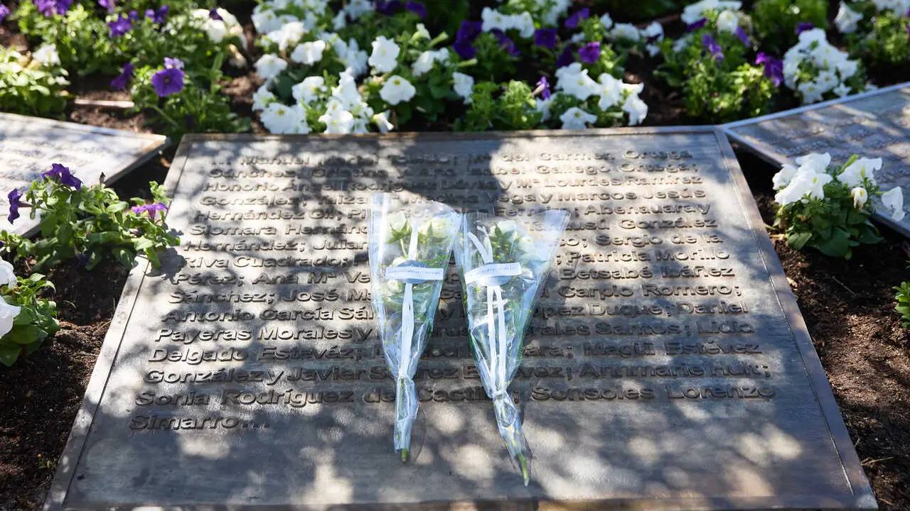 Archivo - Varias personas depositan flores durante el acto de homenaje por el 15&ordm; aniversario de la tragedia de Spanair, en el Olivo con las placas de bronce con el nombre de los fallecidos de la Terminal 2, a 20 de agosto de 2023, en Madrid (Espa&ntilde;a). 