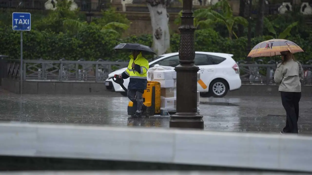 Archivo - Varias personas se protegen de la lluvia con un paraguas. A 03 de marzo de 2025, en Sevilla (Andaluc&iacute;a, Espa&ntilde;a). 