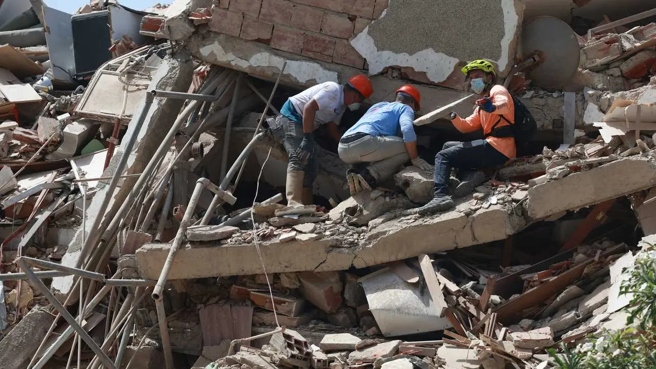 Archivo - Rescatesnen Venezuela tras el terremoto. 