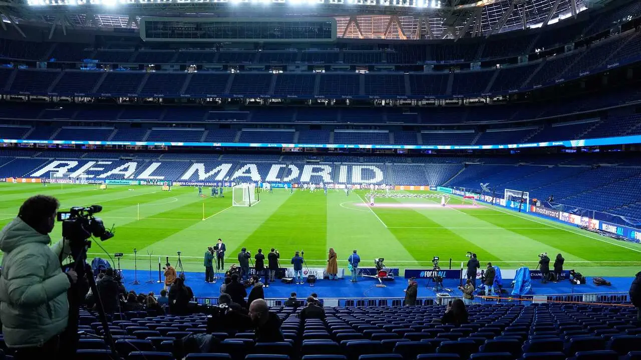 Archivo - Vista general del Estadio Santiago Bernab&eacute;u, durante un entrenamiento.