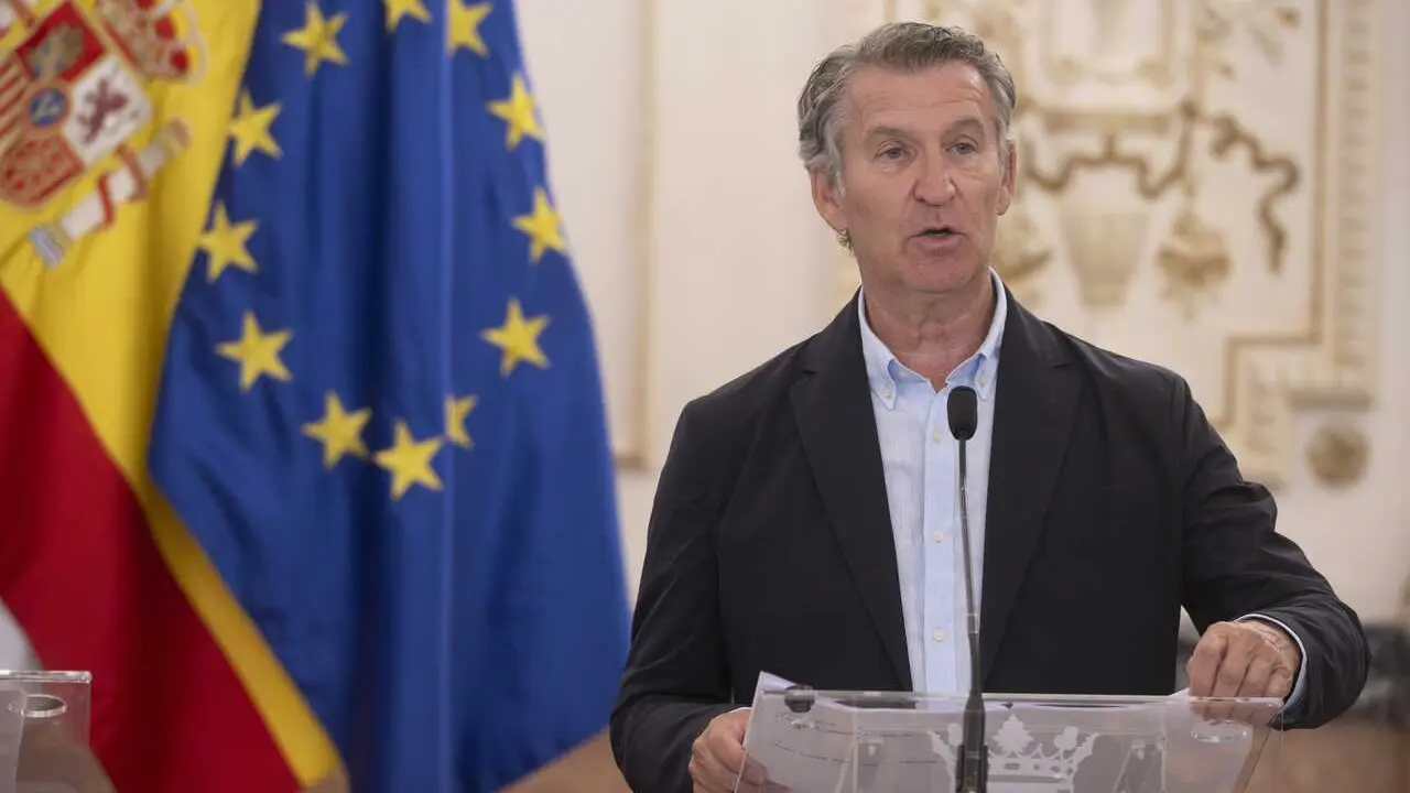 El presidente del Partido Popular, Alberto N&uacute;&ntilde;ez Feij&oacute;o, atiende a los medios de comunicaci&oacute;n, en el Palacio de la Asamblea de Ceuta, a 19 de agosto de 2026, en Ceuta (Espa&ntilde;a). 