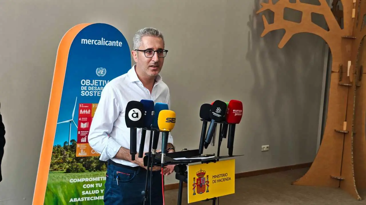 Arcadi espa&ntilde;a durante su visita a Alicante