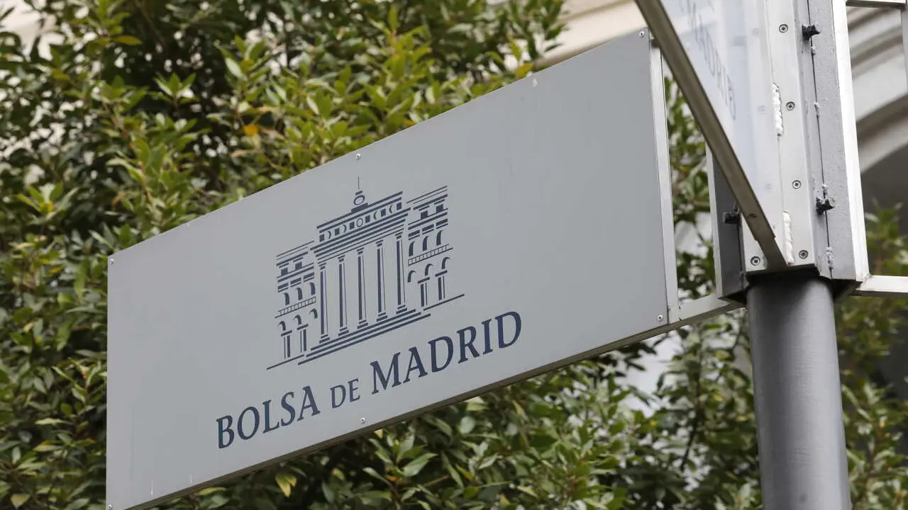 Archivo - Cartel colocado en las inmediaciones del edificio de La Bolsa de Madrid en Madrid (Espa&ntilde;a)