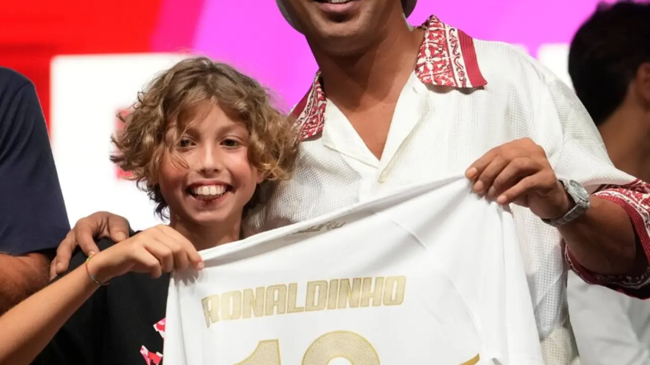 Ronaldinho en su presentaci&oacute;n con el Ravenna