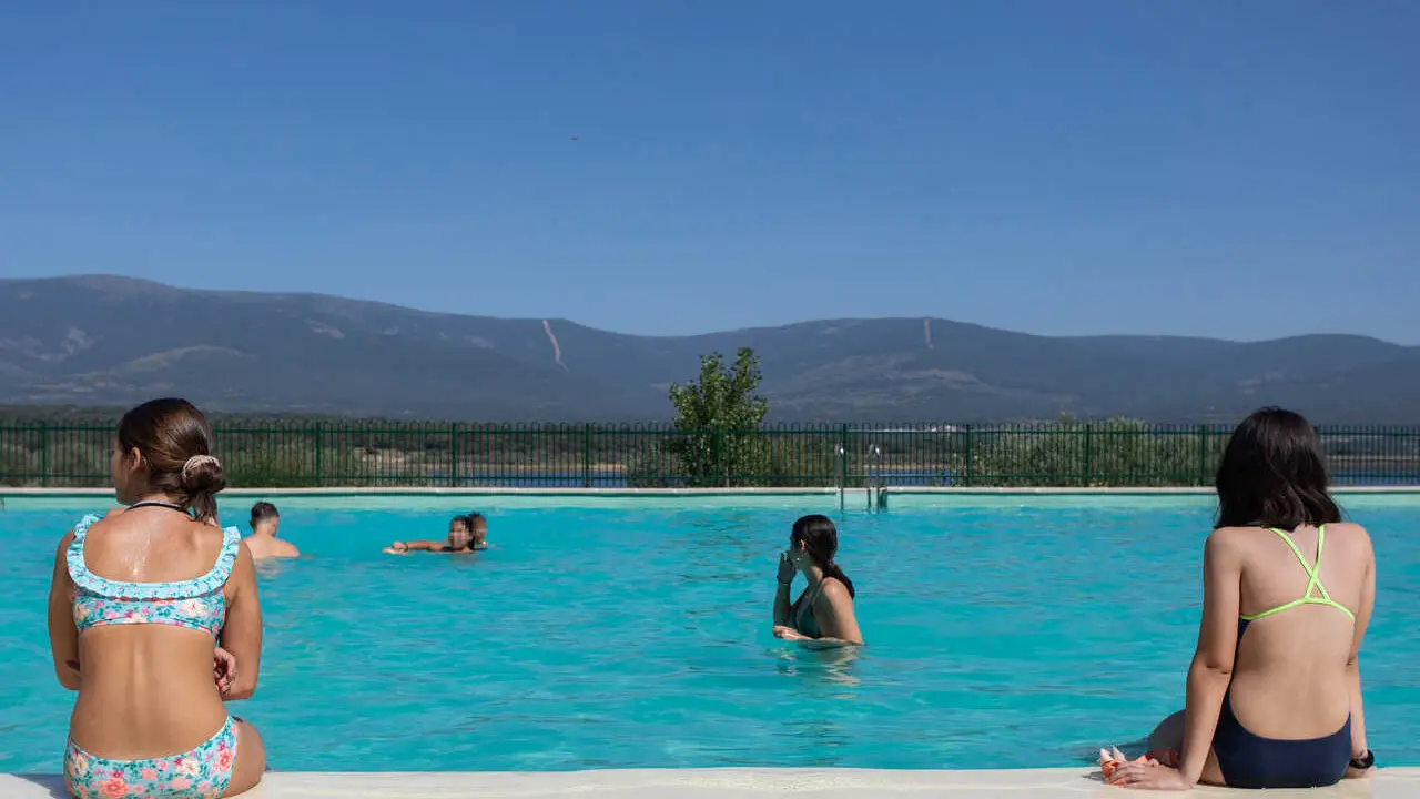 Archivo - Varias personas juegan en las piscinas naturales de Buitrago de Lozoya, a 11 de julio de 2023, en Buitrago de Lozoya, Madrid (Espa&ntilde;a). 