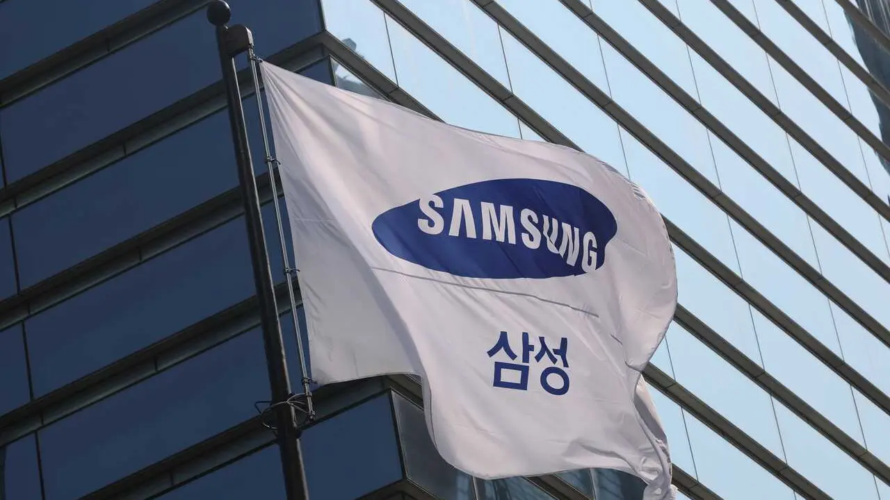 Archivo - Bnadera con el logo de Samsung.