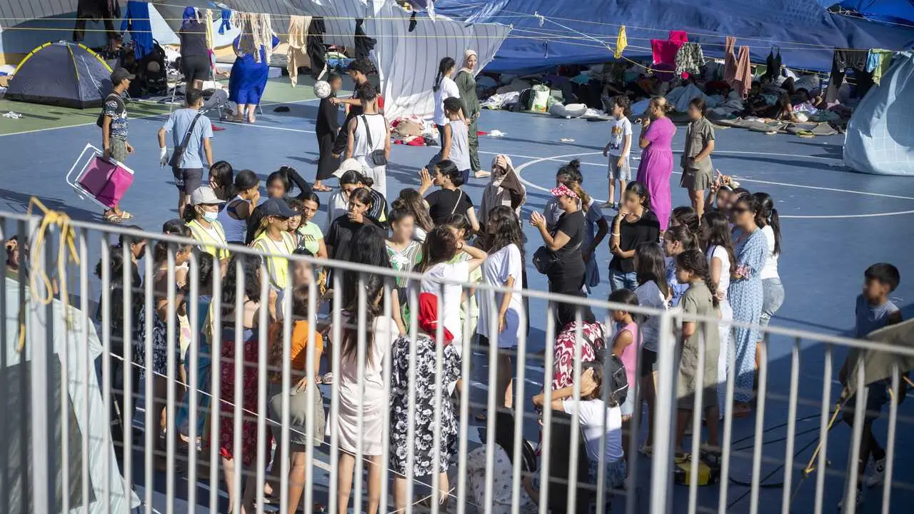 Varias j&oacute;venes en un polideportivo de El Pr&iacute;ncipe, a 20 de agosto de 2026, en Ceuta (Espa&ntilde;a). 