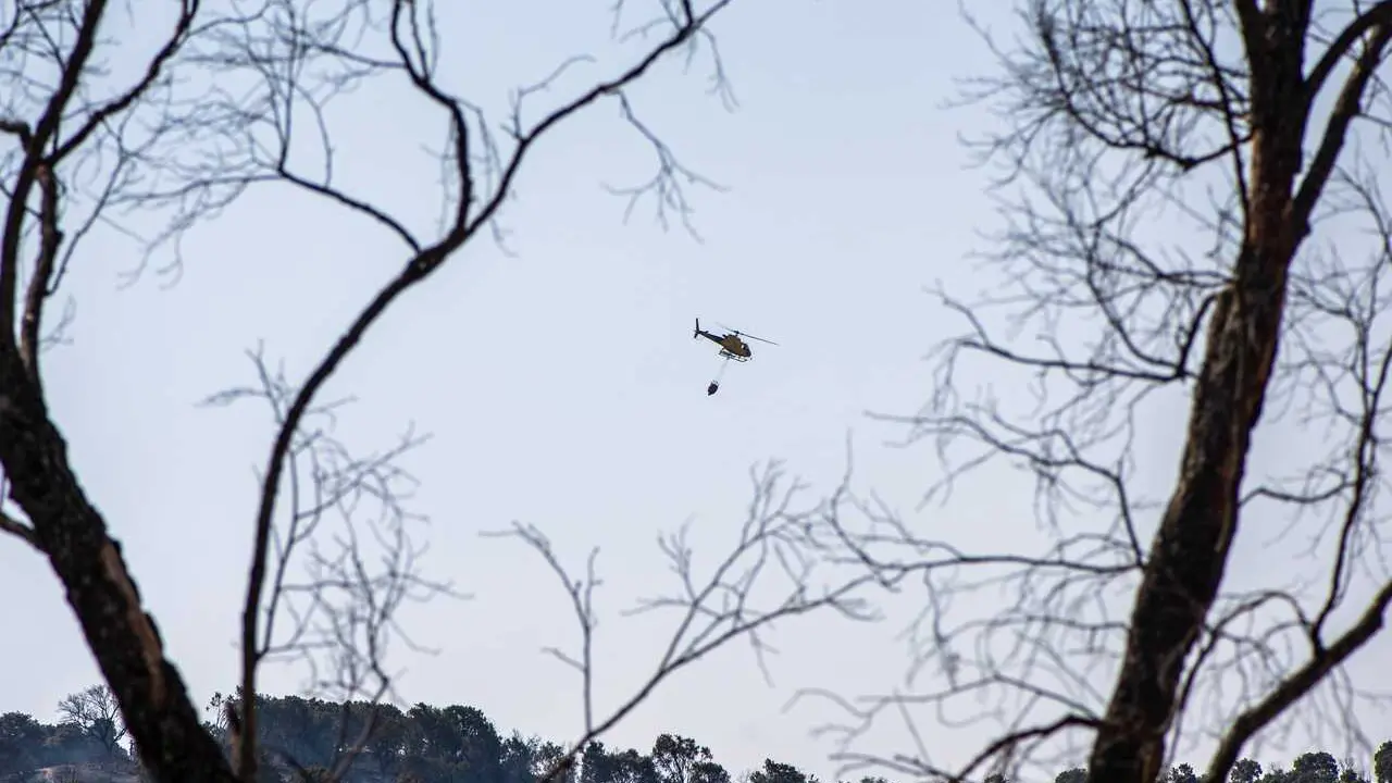 Un helic&oacute;ptero trabaja en las labores de extinci&oacute;n, a 20 de agosto de 2026, en Aldea del Fresno, Madrid (Espa&ntilde;a).