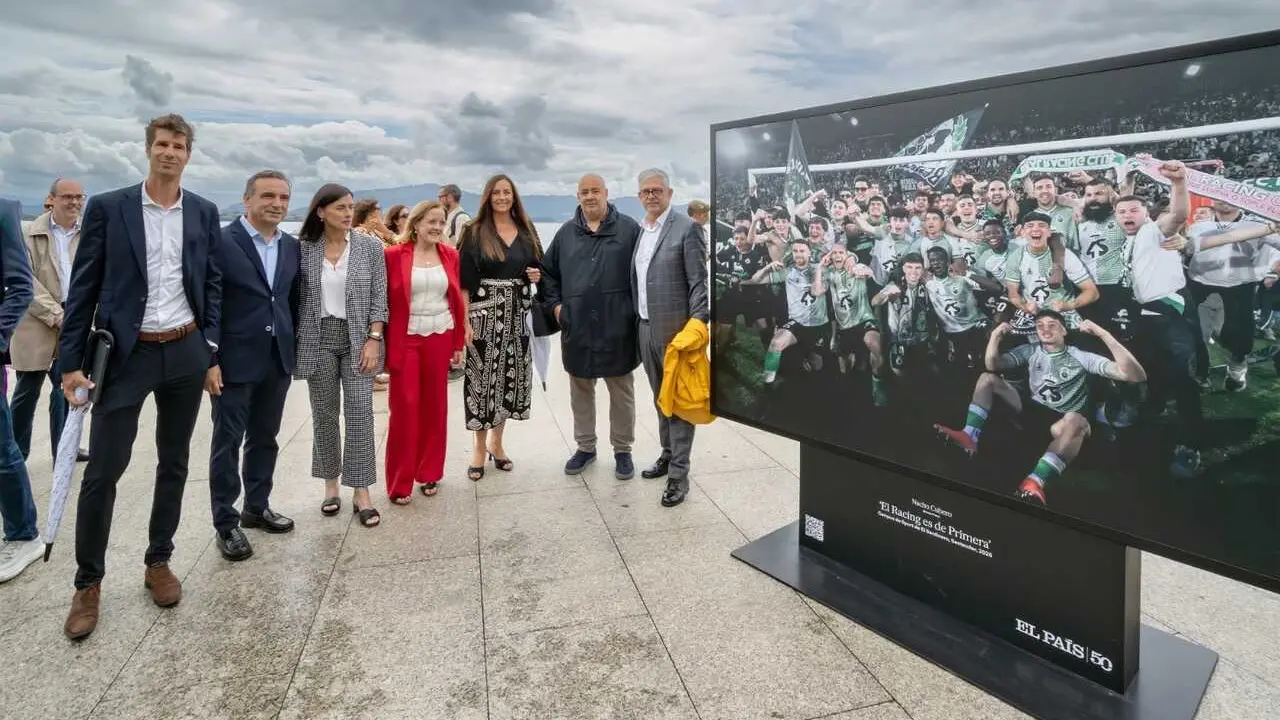 Las autoridades posan con Nacho Cubero, autor de la foto de El Pa&iacute;s del ascenso del Racing a Primera en 2026.