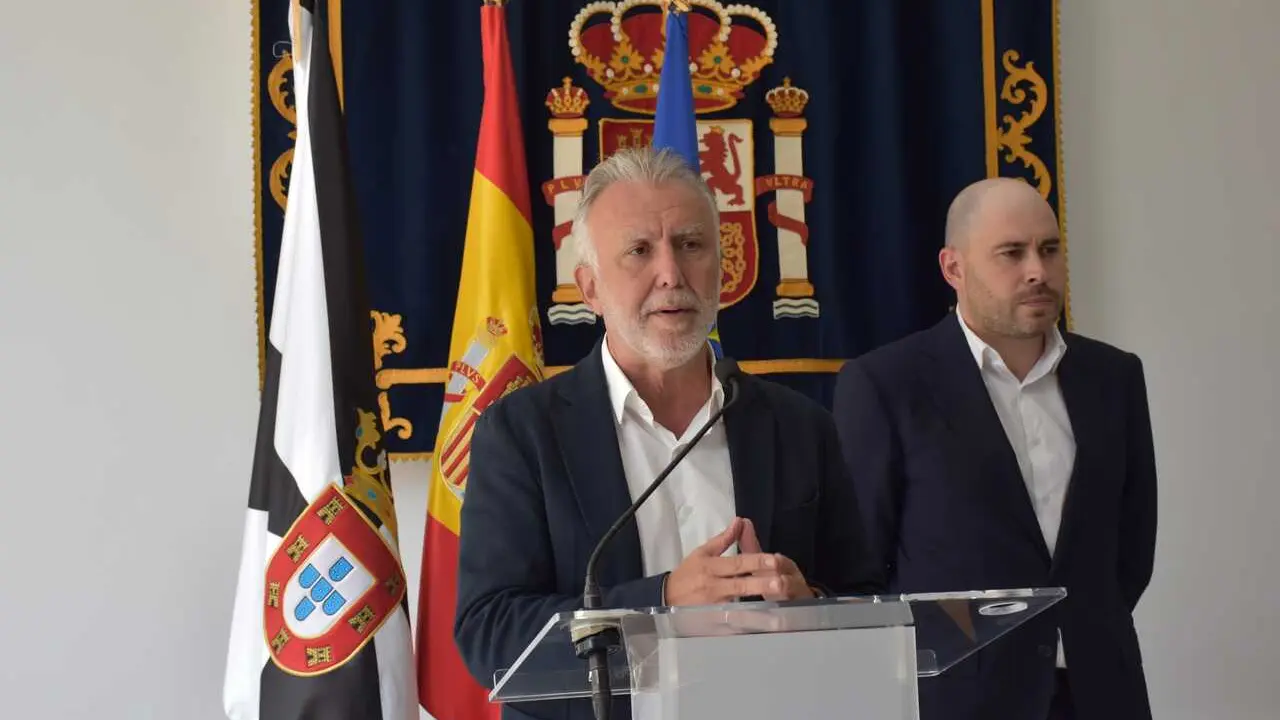 El ministro de Pol&iacute;tica Territorial y Memoria Democr&aacute;tica, &Aacute;ngel V&iacute;ctor Torres, atiende a los medios de comunicaci&oacute;n tras mantener una reuni&oacute;n de coordinaci&oacute;n con el presidente de la ciudad aut&oacute;noma de Ceuta, Juan Jes&uacute;s Vivas.