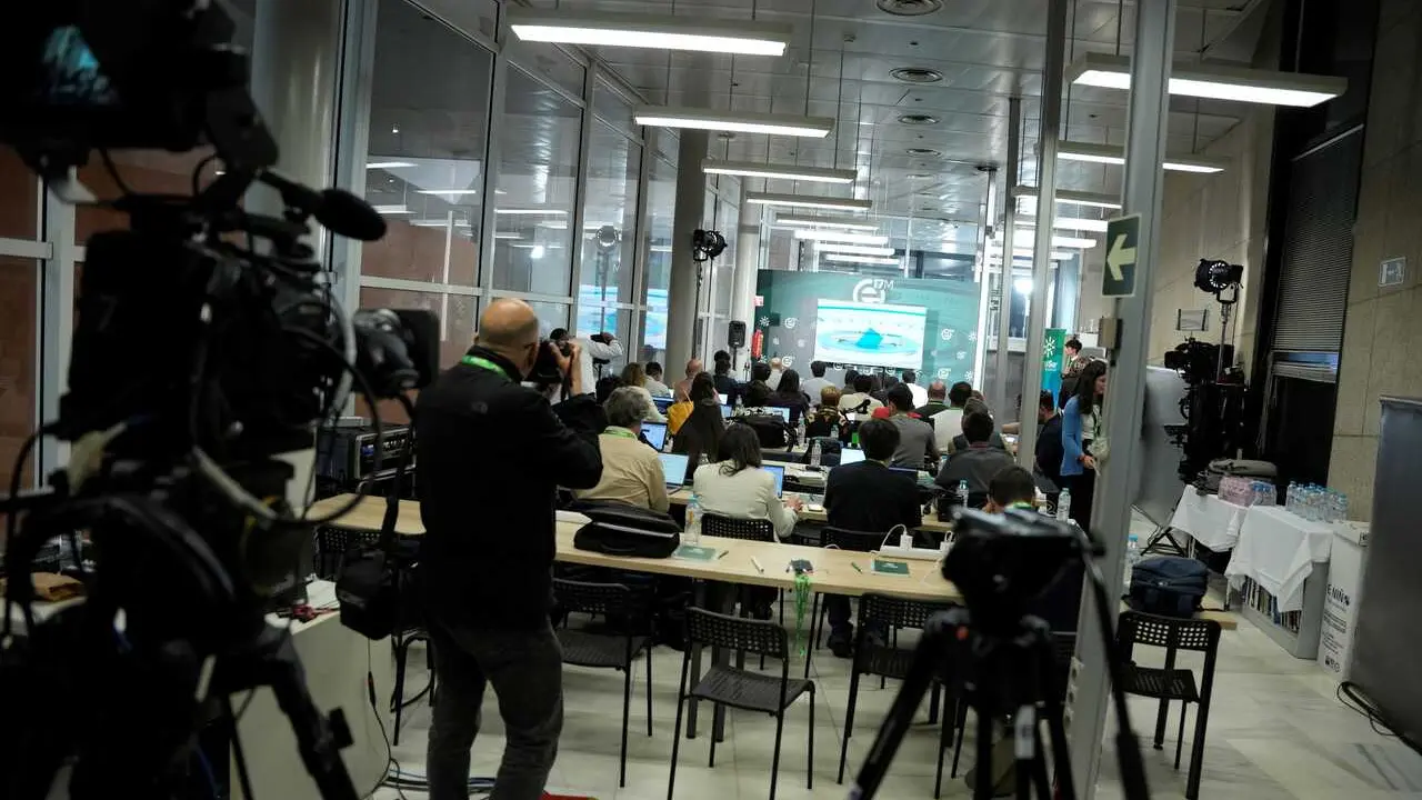 Archivo - Medios de comunicaci&oacute;n en sala de prensa