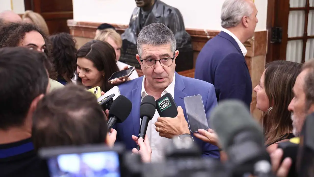 El portavoz del PSOE en el Congreso, Patxi L&oacute;pez, ofrece declaraciones a los medios durante la celebraci&oacute;n de una sesi&oacute;n extraordinaria del Pleno del Congreso de los Diputados, a 23 de julio de 2026, en Madrid (Espa&ntilde;a). 