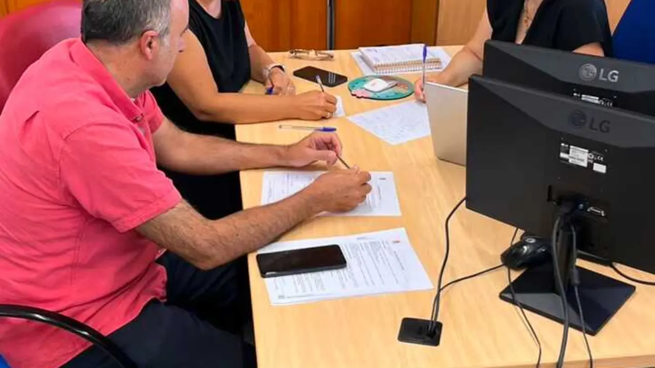 El equipo de Gobierno municipal, encabezado por la alcaldesa Puri L&oacute;pez, ha mantenido una reuni&oacute;n de trabajo junto a la secretar&iacute;a municipal y el arquitecto t&eacute;cnico para evaluar la situaci&oacute;n de las viviendas e inmuebles antiguos.
