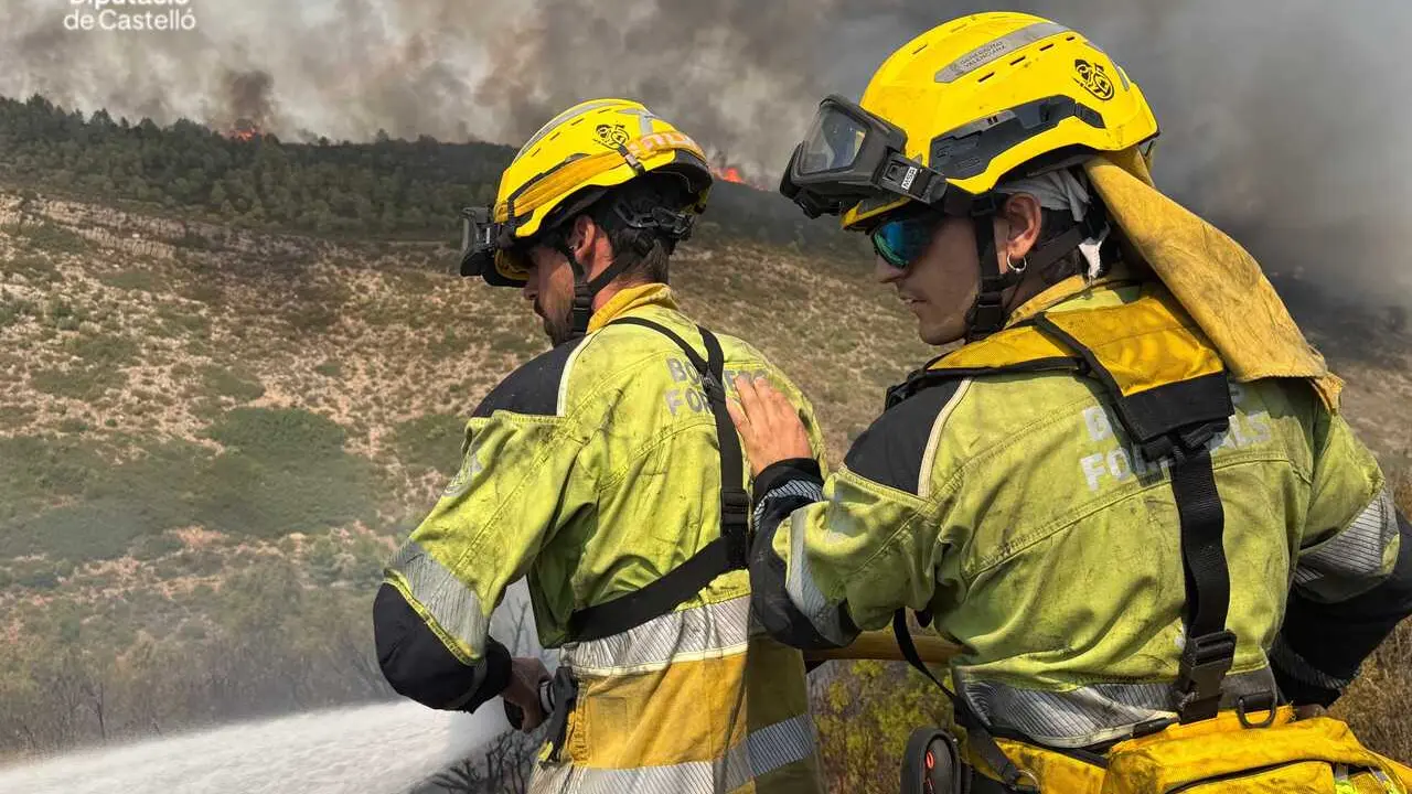Bomberos en la extinci&oacute;n del incendio de Segorbe (Castell&oacute;n)