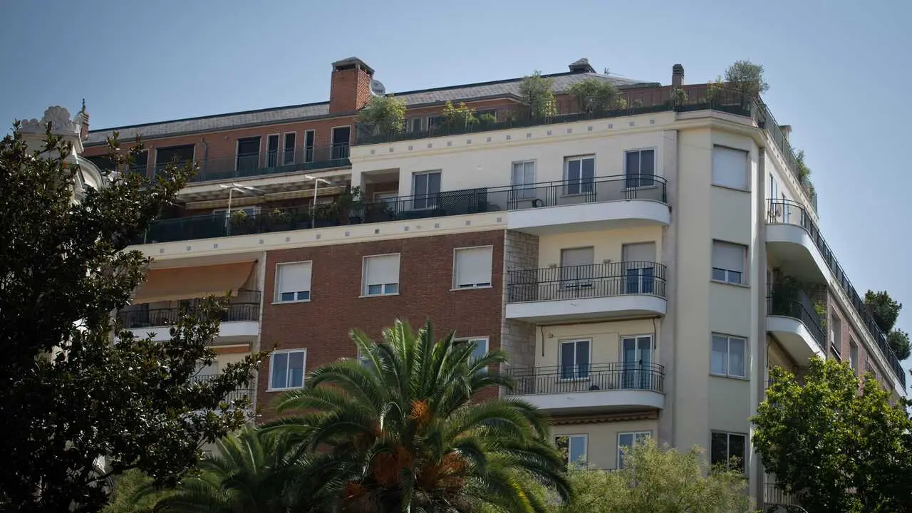 Fachada del &aacute;tico en el barrio de Chamber&iacute; adquirido por la Comunidad de Madrid, a 30 de julio de 2026, en Madrid (Espa&ntilde;a). 