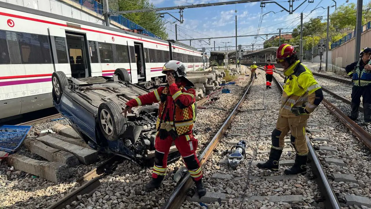 Un turismo se precipita desde un puente hacia las v&iacute;as de la estaci&oacute;n de Cercan&iacute;as de Fuenlabrada