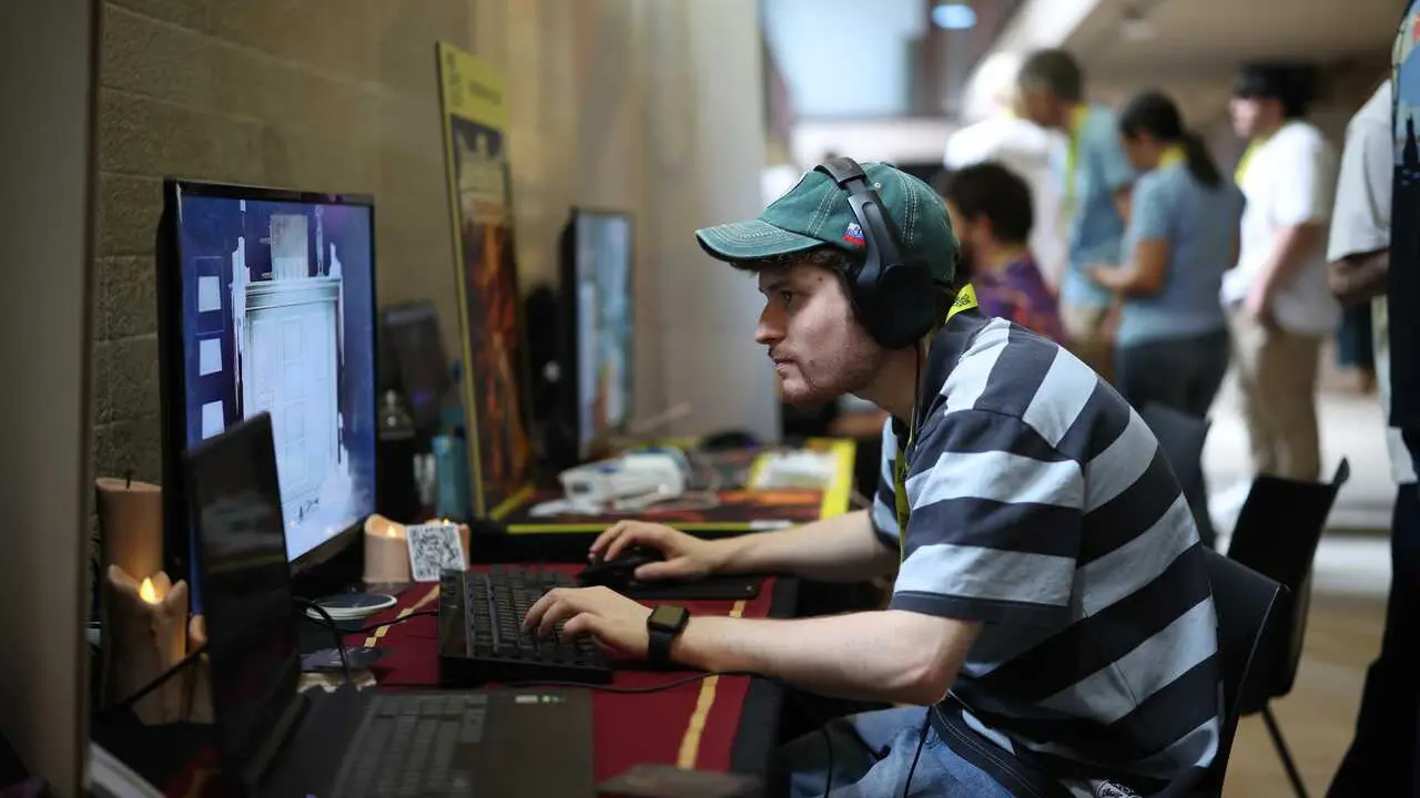 Archivo - Persona juega a un videojuego durante la feria del videojuego espa&ntilde;ol 'Mad Games Show', en la sede del Colegio Oficial de Arquitectos, a 11 de abril de 2026, en Madrid (Espa&ntilde;a).