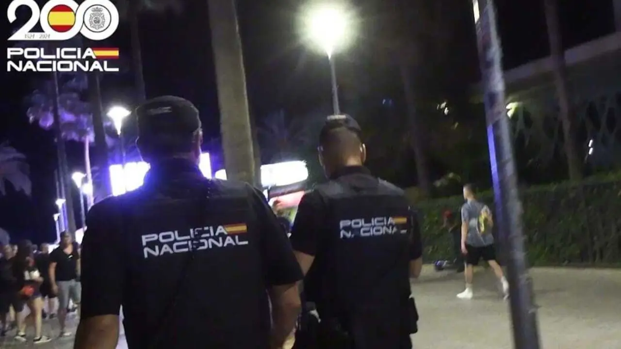Dos agentes de la Polic&iacute;a Nacional, de espaldas.
