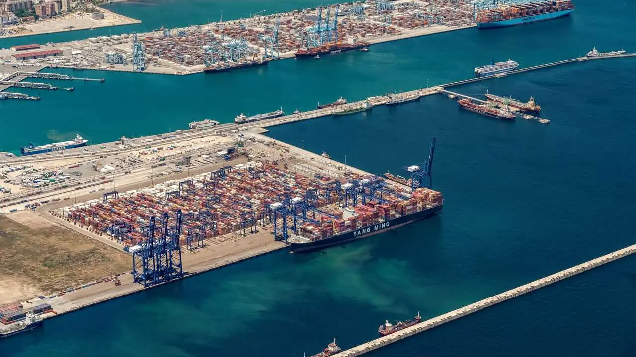 Archivo - Transporte de mercanc&iacute;as en el puerto de Algeciras en 2025, imagen de archivo. 