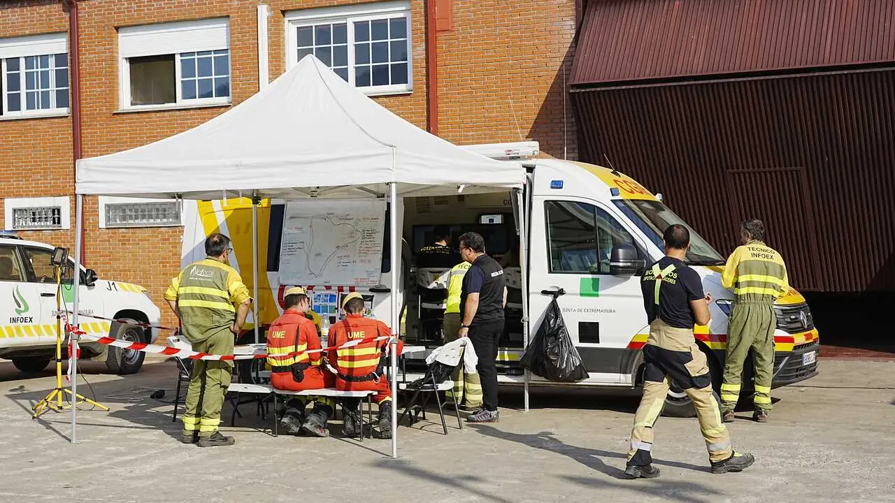Varios agentes de los Servicios de Emergencias trabajan en el Puesto de Mando Avanzado del incendio de Pinofranqueado, a 19 de agosto de 2026, en Caceres, Extremadura (Espa&ntilde;a).