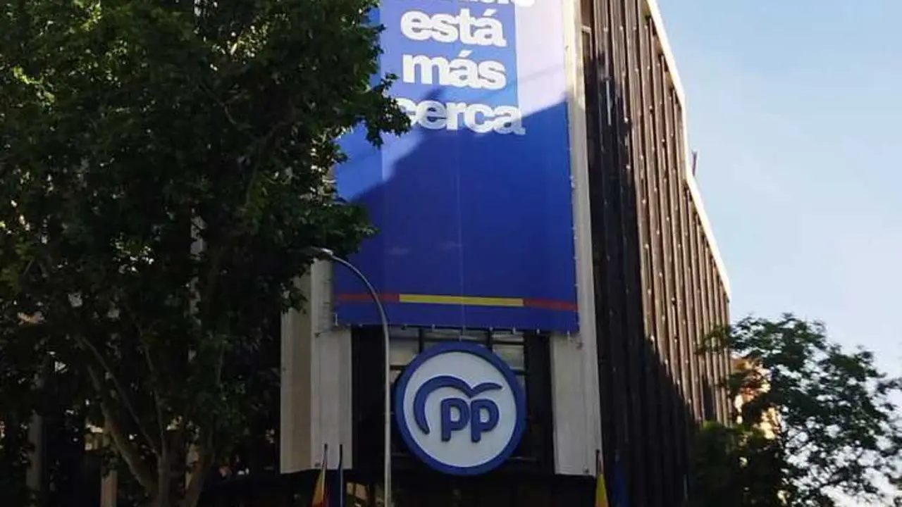Archivo - La sede del PP amanece con una lona que asegura que 'el cambio est&aacute; m&aacute;s cerca', tras las elecciones andaluzas.