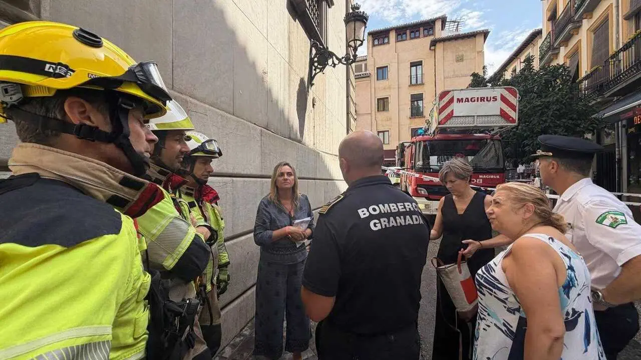 La alcaldesa de Granada, Marifr&aacute;n Carazo, junto a bomberos durante las actuaciones a consecuencia de los terremotos de mediados de agosto de 2026 en Granada y su &aacute;rea metropolitana.