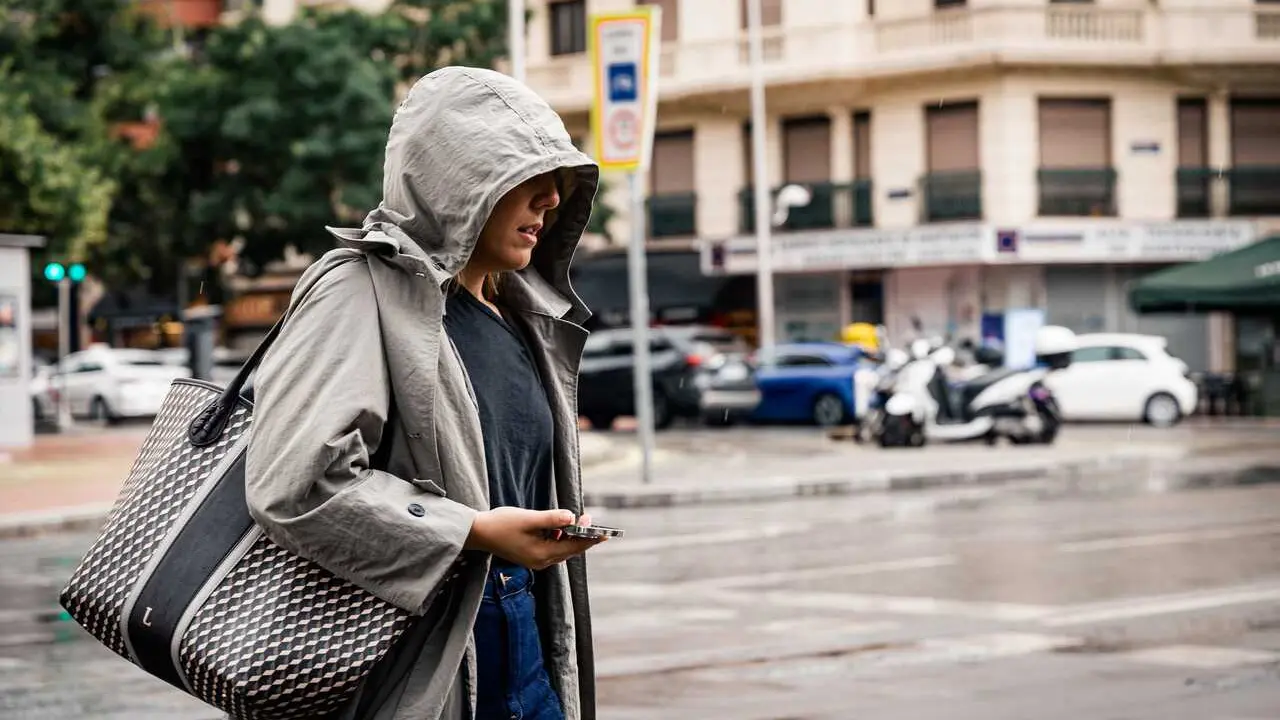 Archivo - Una mujer pasea bajo la lluvia, a 25 de junio de 2026, en Madrid (Espa&ntilde;a). 