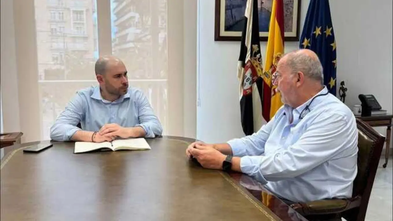 Imagen de un momento de la reuni&oacute;n entre el delegado del Gobierno en Ceuta, Miguel &Aacute;ngel P&eacute;rez Triano, y el director provincial del Ministerio de Educaci&oacute;n y Formaci&oacute;n Profesional, Crist&oacute;bal Guzm&aacute;n Mar&iacute;n, para ultimar la preparaci&oacute;n del nuevo curso.