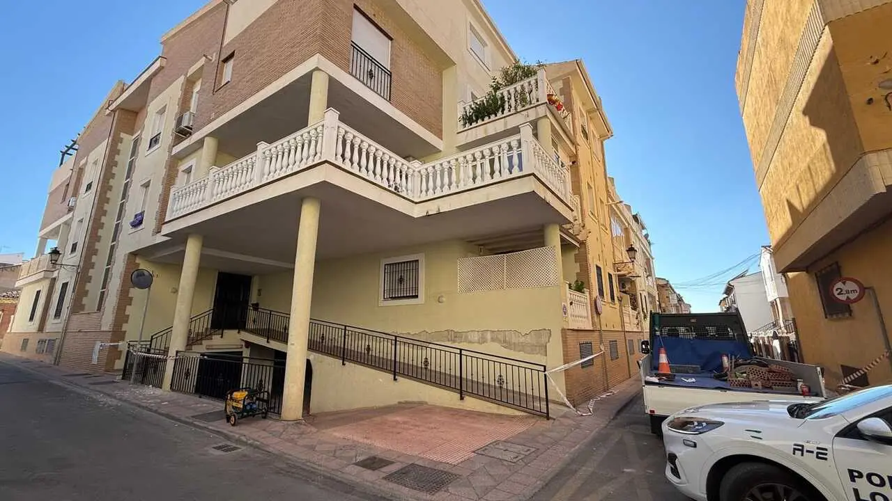 Imagen del edificio con 46 viviendas desalojado este martes al mediod&iacute;a en Armilla (Granada) tras detectarse grietas en sus pilares, que ya est&aacute;n siendo reforzados.